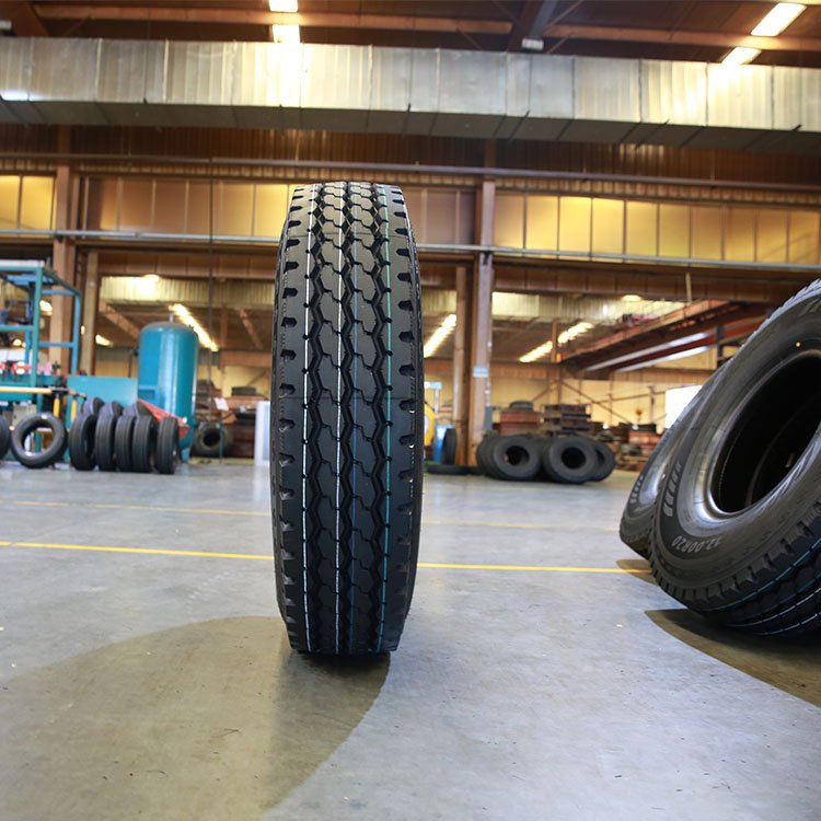 إطارات شاحنات وحافلات عالية الجودة من HAWKWAY – المقاسات المتوفرة: 6.50R16، 11.00R20، 12.00R20، 13R22.5 – أسعار تنافسية.